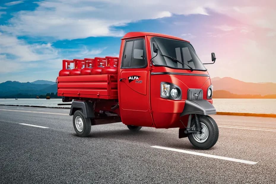 Mahindra Alfa Plus Right Front Three Quarter
