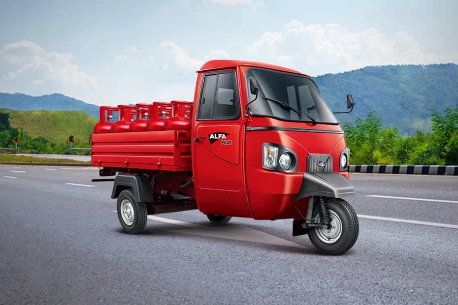 Mahindra Alfa Plus Right Front Three Quarter