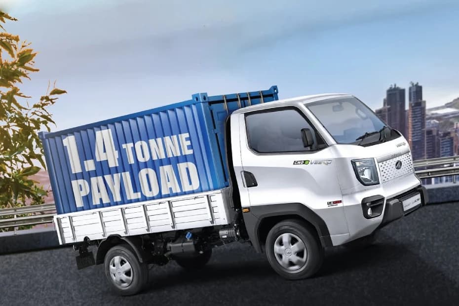 Mahindra Veero CNG Right Front Three Quarter