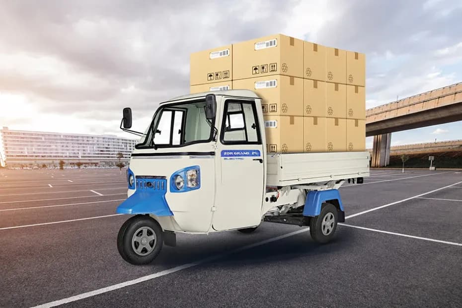 Mahindra Zor Grand Left Front Three Quarter