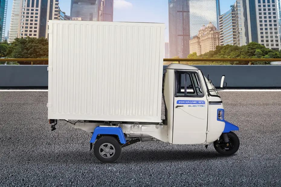 Mahindra Zor Grand Left Front Three Quarter